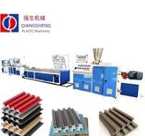 Ligne de production d'extrusion de panneaux flûtés en PVC, revêtement de  panneau de grande muraille en PVC, profil en plastique WPC