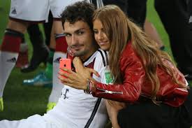 Dpa/jörg carstensen torwart silvio heinevetter mit freundin simone thomalla und deren tochter, sophia thomalla. Die Vielen Gesichter Der Spielerfrau Gq Germany