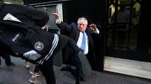 Lindo tito considera que o presidente do tribunal constitucional, rui ferreira, já devia ter deixado o cargo há muito tempo. Presidente Del Tribunal Constitucional Me Tiraron Al Suelo Donde Me Pegaron Patadas Emol Com