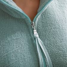 Françoise sagan (de son vrai nom françoise quoirez), est un écrivain français, née le 21 juin 1935 à cajarc (lot) et décédée le 24 septembre 2004 à l'hôpital de honfleur (calvados) d'une embolie pulmonaire. Robe De Chambre Vie De Reve Francoise Saget