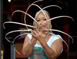 Aici, la fel pentru prima data a fost coafată și machiată. 7 5 Metri Lungimea Femeia Cu Cele Mai Lungi Unghii Din Lume Le A Taiat Pentru Prima Data In 30 De Ani