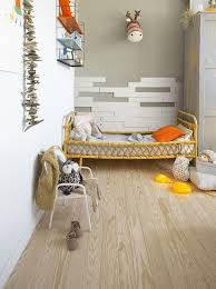 Un Cote Decale Avec Un Mur Parseme De Briques En Bois Guggenheim Pour Une Chambre D Enfant Peps Briquette De Parement Parquet Bois Massif Chambre Enfant