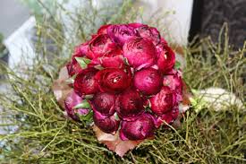 Es gibt viele schöne hochzeitsblumen, doch nicht jede blume ist jederzeit erhältlich. Brautstrausse Mit Pfingstrosen