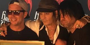Schauspieler johnny depp vereint deutsche, irische und indianische wurzeln in sich. Huch Was Macht Johnny Depp Hier Mit Diesem Ballermann Duo Express De