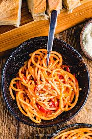 Spaghetti Amatriciana Is Such A Great Pasta Recipe Made With Plum Tomatoes Pancetta Or Guanciale Pecorin Great Pasta Recipes Spaghetti Amatriciana Pancetta