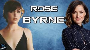 She could have opted for a coordinating pair of evening shoes, but the gold platform of this style added the ideal touch of hollywood glam. Rose Byrne From 20 To 38 Years Old Youtube