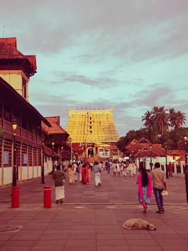 Sree Padmanabhaswamy Temple in Thiruvananthapuram, Kerala An old pic Stay Follow for more Updates @trivianlife #trivandrum #thiruvanathapuram #padamanabhaswamytemple #korean #nature