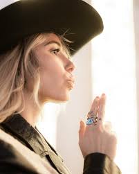 Stay gold ✨ Model: @rayycatheriine Jewelry: @hallettpeak