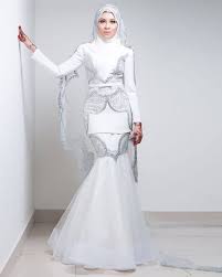 Tampil menawan dan anggun pada hari bahagia adalah impian setiap pasangan mempelai. 9 Baju Pengantin Lelaki Menarik Tema Warna Khas Untuk Raja Sehari Baju Pengantin Yang Paling Mewah Diary Hijaber