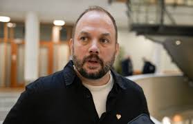 Adam tar sats og står opp