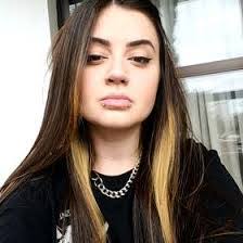 Brenda Kayser's Instagram, Twitter & Facebook