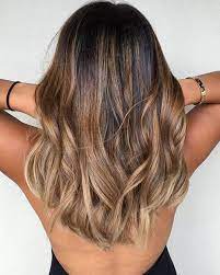 schone frisuren helblange braune lockige haare mit blonden strahnen balayage frisur haarfarben haare balayage