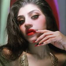 Hollywood once adored her for her flowing blonde hair and striking blue  eyes, hailing her as one of the most stunning actresses. Today, she's  utterly unrecognizable!😢 Did you manage to recognize her?