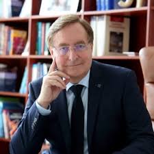 „nebudeme mít pátého ministra zdravotnictví, ale čtvrtého. Petr Arenberger Parenberger Twitter
