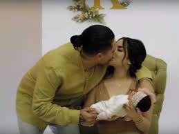 Kimberly loaiza y su familia con juan de dios pantoja siempre son tema de conversación y ahora quien sorprendió fue el youtuber, pues decidió darle un regalazo a su hijo juanito al entregarle un chupón de oro así como otras cosas de bebito, convirtiéndolo en juanito buchón. La Primera Foto De Kima La Hija De Kimberly Loaiza Y Juan De Dios Pantoja Diario El Heraldo