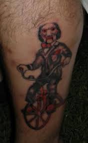 El nombre del muñeco no es saw, es billy y sólo aparece a través de . Tatuaje De Jigsaw Enviado Por Lucho Vix