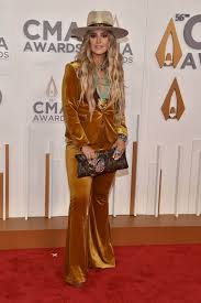 Lainey Wilson Cements Her Icon Status At Billy Bob's Texas, Performs With  Megaphone After Lightning Strike