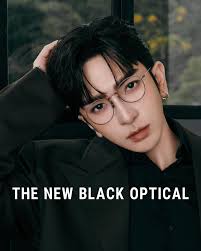 Do you like me in glasses?❔👓♥️ @thenewblackoptical #thenewblackoptical