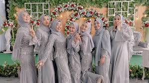 Psssstttttt.sis nak bagitahu ni,nak tempah jahit pattern2 macam ni pun. 5 Tren Warna Gaun Bridesmaid Untuk Muslimah 2020