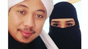 Aku bukan malaikat yang tak pernah berbuat salah aku bukan bidadari yang selalu menyenangkanmu. Opick Nikah Lagi Dian Rose Mantan Istri Unggah Lirik Lagu Aku Bukan Malaikat Tribun Jateng