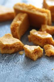 Honeycomb Un Caramel Tres Alveole Pour Realiser Un Dessert De Fetes Desserts De Fete Recette Caramel Cuisine Et Boissons