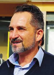 In ginocchio per le scuse a Ciarelli