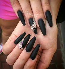 Puedes disfrutar de unas uñas largas y elegantes, incluso si tus uñas naturales están cortas. Pin By Breen Kasabi On Unas Artisticas Matte Nails Design Black Acrylic Nails Matte Black Nails