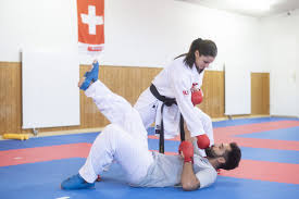 Jun 14, 2021 · nel kumite +61 kg si sono qualificate, oltre a silvia semeraro, anche la svizzera elena quirici che ha chiuso al primo posto il round robin finale, e l'egiziana feryal abdelaziz, terza. Karate An Den Olympischen Spielen So Will Elena Quirici Punkten