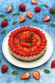 Décorer le cheesecake avec les pistaches, les fraises et les fleurs. Cheesecake Aux Fraises Amandine Cooking
