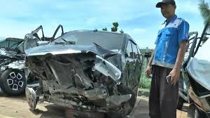Polisi menyebut salah satu korban merupakan anggota pedangdut trio macan. Toyota Tergelincir Dan Tabrak Median Jalan Tol Batang Semarang 2 Penumpang Tewas Bagian 1