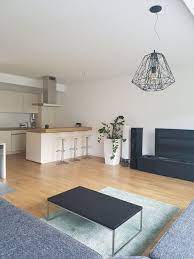 Zimmer zu betreten, welches sich gut als wohnzimmer einrichten lässt. Schone Geraumige Zwei Zimmer Wohnung In Berlin Charlottenburg Wohnzimmer Mit Offener Kuche Zwei Zimmer Wohnung Wohnung