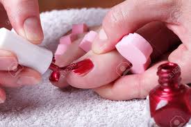 El detalle floreado en una de las uñas alcanza. Primer Plano De Los Pies De Las Mujeres Con Las Unas Pintadas De Color Rojo Sin Preocupaciones La Podologia Fotos Retratos Imagenes Y Fotografia De Archivo Libres De Derecho Image 11567630