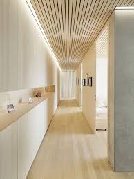 Langer Flur Langer Einbauschrank Mit Viel Stauraum Damit Es N Minimalistische Einrichtung Minimalistische Architektur Architektur Innenarchitektur