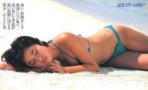 八木さおり】青いきわどいビキニを着て南の島の綺麗な砂浜で横たわっています。 