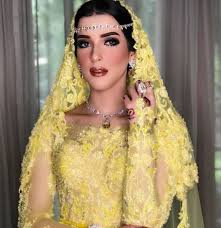 Padu padan baju kuning dengan jilbab warna dongker cocok dikenakan untuk berbagai suasana. 12 Cantiknya Padu Padan Baju Nikah Nuansa Kuning Makin Ngetren Karena Tasya Farasya