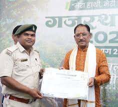 CMO Chhattisgarh | मुख्यमंत्री श्री विष्णु देव साय ने गृहग्राम बगिया में गजरथ  यात्रा–भाग 02 पुस्तक का विमोचन किया। इस दौरान मुख्यमंत्री श्री साय ने ...