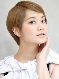 簡単にできるタイトヘア 丸顔 20代 30代におすすめビジネス オフィス キュート ガーリー マニッシュ小顔伸ばしかけ 斜め前髪 流し前髪 ベージュグレージュハイトーンカラー ヘアサロン予約 ozmallビューティ ヘアサロン 斜め前髪 流し前髪
