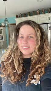 What are some hair styling suggestions for curly and frizzy hair?