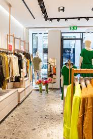 Falconeri is a brand that prides itself on its exceptional italian craftsmanship, the use of natural fibers, and timeless pieces that will live in your wardrobe for years to come. Geschaftsgang Edle Strickwaren Bei Falconeri In Frankfurt