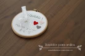 Una idea original para decorar bastidores para bodas es usar letras. Bastidores Para Anillos De Boda El Taller De Las Cosas Bonitas