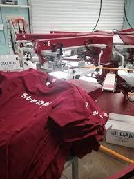 Direct To Garment Vs Heat Press Vinyl Vs Screen Printing By George Heat Press Vinyl Screen Printing Screen Printing Press