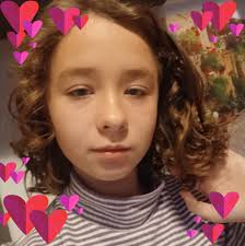 Mama cu cezariană. O cameră rece, o mamă, doctori și asistente care vorbesc  despre micul dejun. Intrare, sondă, anestezie. Anxietatea i-a revărsat  pieptul luni de zile pentru a-și cunoaște fiul. Mama cu