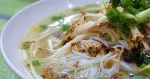 Tumis bawang bombay sampai layu, masukkan bumbu halus, tumis hingga harum 4. Bihun Sup Ayam Kuali Sudip