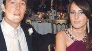 Herkes o zaman ali koç'un kalbini çalan kadının kim olduğunu merak ederken şimdi çiftin 3 çocuğu herkesin ilgisini çeken ali koç, 2005 yılında çocukluk arkadaşı nevbahar demirağ ile dünyaevine girdi. Ali Koc Un Esi Nevbahar Demirag Kimdir Aslen Nereli Pressturk