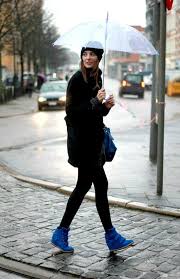 Black And Blue Outfits Woman In An All Black Look With Blue Isabel Marant Sneakers Wedge Sneakers Style Sneakers Street Style Fashion