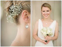 Wedding Photo Of Bride With Flowers Hochzeitsfotografie Braut Mit Haarschmuck Aus Schleierkra Hochzeitsfotografie Brautfrisuren Mit Blumen Hochzeitsfoto Idee