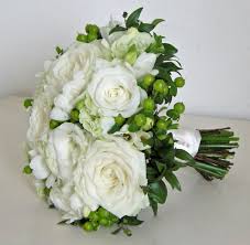 The ultimate romantic flower, roses make every bridal bouquet look beautiful and elegant. Êœá´€á´…á´€á´„á´€Ê€á´ÊŸÉªÉ´á´€ Wedding Flower Pictures Green And White Wedding Flowers White Wedding Bouquets