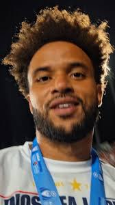 Jugadores del Firpo celebran con el presidente del equipo, Rony Hernández,  con un baño de bebida hidratante #Firpo #Alianza #FinalLMF #ElGráficoTV  #ElSalvador