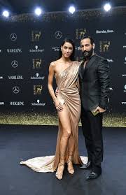 Die trauung soll am samstag im engsten. Rebecca Mir Und Massimo Sinato Zu Intim Bei Diesem Bild Hagelt Es Deftige Fan Kritik News De