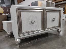 Credenza In Legno Di Frassino Spazzolato Con Venature Argento E Accessori In Ottone Argentato Personalizzabile Nelle Finiture E Nelle